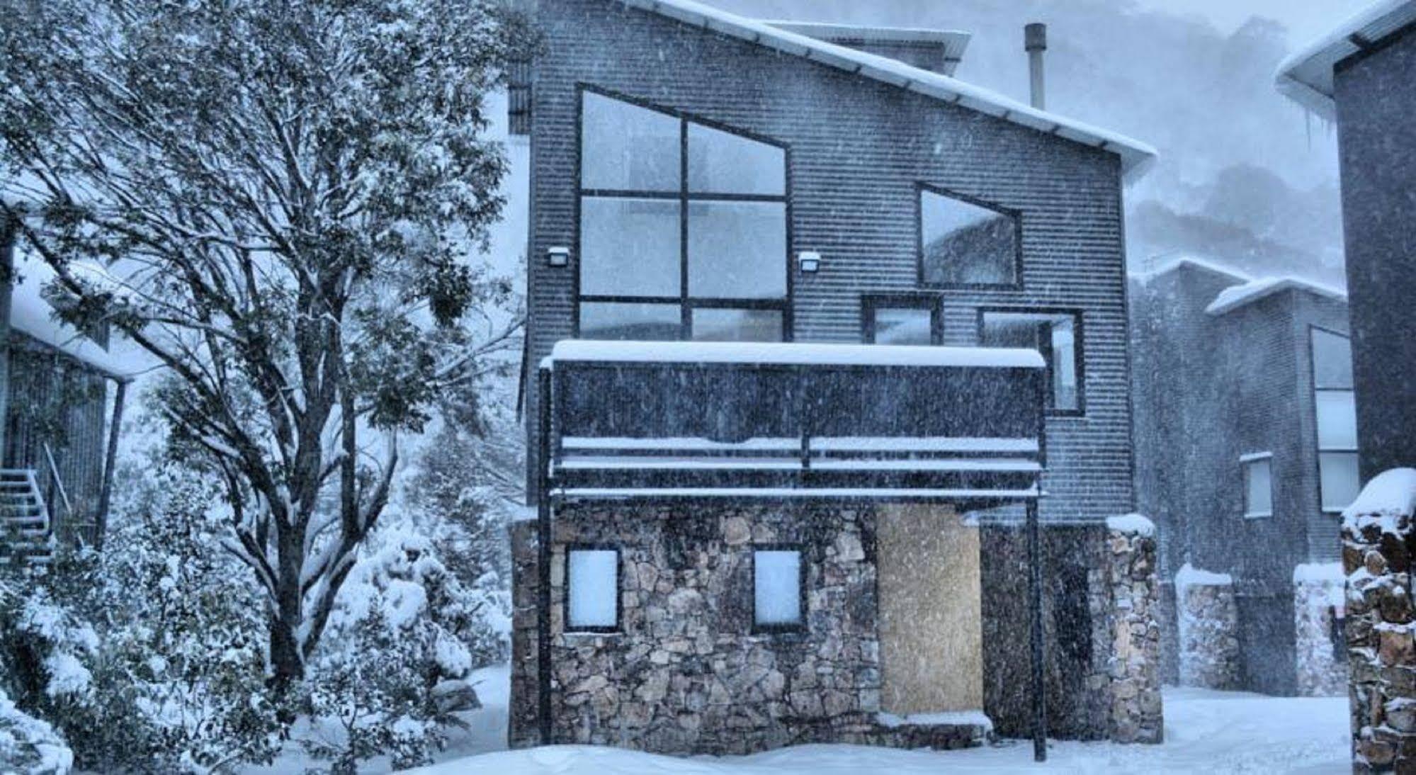 Snow Stream 2 Bedroom And Loft With Gas Fire Balcony And Garage Parking Thredbo Kültér fotó
